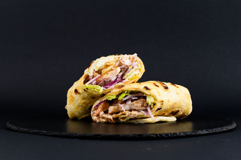 Tortilja sa piletinom, presečena na pola